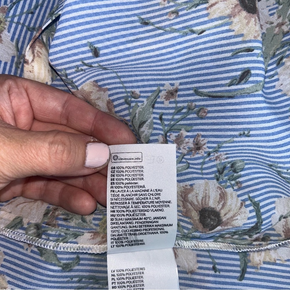 H&M Blouse Women's Sz 4 Blue/White Stripe Floral Hi Low Hem - Picture 7 of 9